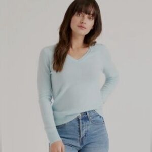 NOW THIS IS LUXURY! Quince Mongolian Cashmere V-Neck Sweater Light Blue Sz M